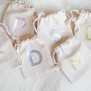 Sacolas para lembrancinhas personalizadas com letra inicial 8x10cm - Bolsa com cordão de algodão - Bolsa para presente com nome personalizado - Casamentos, chás de bebê, festas