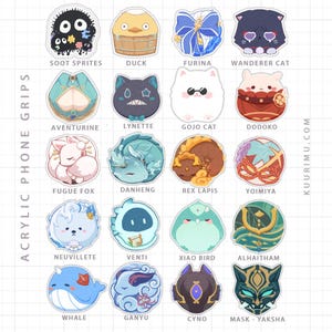 Puede incluir: Una colección de veinte agarres circulares de acrílico para teléfono con varios personajes e iconos ilustrados, incluyendo Soot Sprites, un pato, Furina, Wanderer Cat, Aventurine, Lynette, Gojo Cat, Dodoko, Fugue Fox, Danheng, Rex Lapis, Yoimiya, Neuvillette, Venti, Xiao Bird, Alhaitham, una ballena, Ganyu, Cyno y una máscara Yaksha.