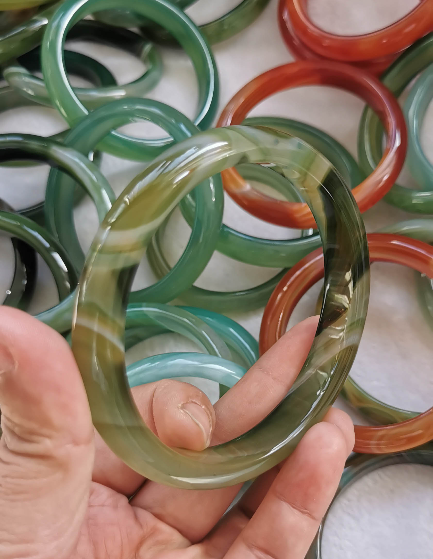 Lot De 4 Bracelets En Jade, Bakélite Et Autre - Diamètre Intérieur 5.9 à 7.8 Cm - Occasion