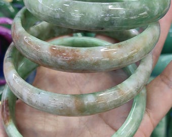 緑色の円筒形バングル ／板指／約3.5cm皇家用／天然石 大きなバングル 内寸70mm 天然グリーンレッドエメラルジェダイト