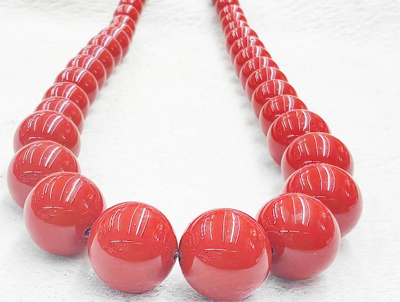 Collana a torchon composta da n. 6 fili di corallo rosso sferico di mm. 3,60 con chiusura in oro giallo 18 carati