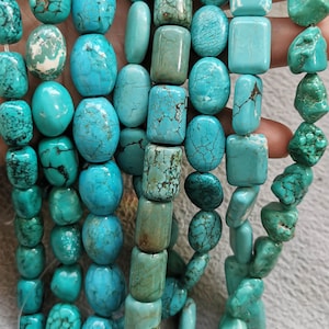 Puede incluir: Cadenas de cuentas turquesas en varias formas, incluyendo ovaladas, rectangulares e irregulares. Las cuentas muestran una gama de tonos azul-verdosos con patrones de matriz natural. Las cuentas están ensartadas, listas para la creación de joyas.