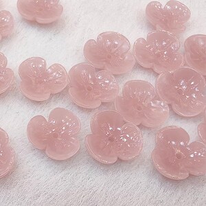 20 cuentas de flores de concha rosa de 12 mm, acrílicas, turquesas, de tres pétalos, para hacer tiaras.