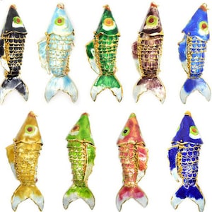 Pendientes grandes de pez articulado de cloisonné, hechos a mano, de latón dorado, con un diámetro focal de 75 mm a 105 mm (4"), en violeta, azul agua, negro y verde, 1 unidad.