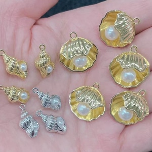 10 colgantes pequeños con forma de hoja, luna, cuerno, cruz, circonita cúbica micropavé, corazón, corona, cruz, estrella, colgante de latón dorado con pavé de circonita cúbica.