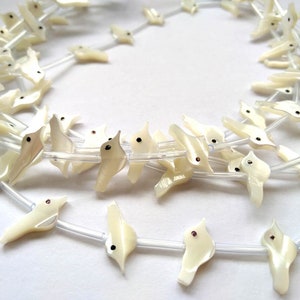 Venta al por mayor 20 piezas cuentas de concha real - joyería de concha negra gris - cuentas de nácar cuentas de animales - cuentas de cielo - cuentas de pájaro de 4x15 mm