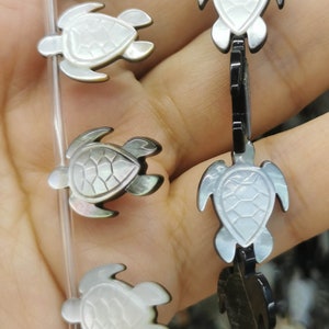 Pendientes colgantes con dijes tallados en forma de animal con cuentas de tortuga marina de concha de abulón gris y negra genuinas, 18 mm de largo x 13 mm