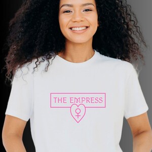 Das Kaiserin Tarot Karten T-Shirt | Mystische Göttin Tee | Boho spirituelles Shirt | Feminine Power Grafik T-Shirt | Witchy Ästhetische Kleidung