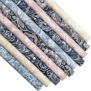 Op de afbeelding: Een set van acht stofrollen met een paisley-patroon in tinten blauw, roze en crème.