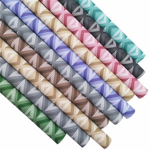 Peut inclure: Un ensemble de dix bandes de tissu à motifs dans différentes couleurs, notamment le vert, le gris, le marron, le beige, le violet, le rose, le rouge, le noir et le bleu sarcelle. Le tissu présente un motif géométrique de triangles et de lignes.
