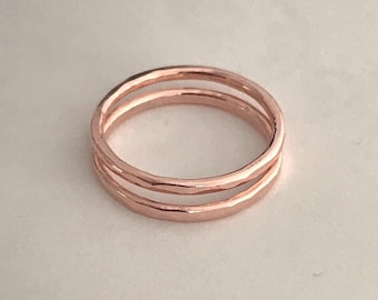 2 anelli in rame massiccio testurizzato, impilabili, spessore 1,3 mm