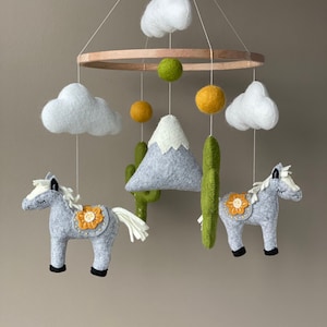 Boho-babymobiel met paarden en cactussen. Mobiel babybedje. Boho kinderkamer.