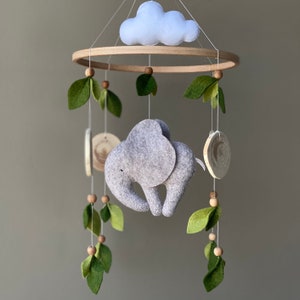 Mobile musical pour lit de bébé au thème du safari dans la jungle : Jouets  pour lit de bébé en forme d'animaux gris et havane pour bébé apaisant,  décor de chambre de