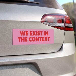 We Exist In the Context Roze automagneetmagneet Duurzame weerbestendige vinylmagneet