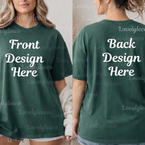 Op de afbeelding: Donkergroen t-shirt met de tekst "Front Design Here" op de voorkant en "Back Design Here" op de achterkant. Het shirt heeft een effen kleur en een relaxte pasvorm. Het heeft een ronde hals en korte mouwen.