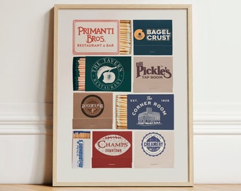 Peut inclure: Une impression encadrée de neuf étiquettes de boîtes d'allumettes vintage représentant divers logos de restaurants et de bars. Les étiquettes sont disposées en grille et présentent une variété de couleurs et de motifs, notamment le rouge, le bleu, le vert et le jaune.