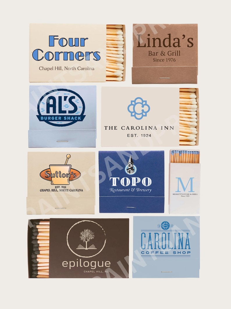 Może przedstawiać: Kolekcja pudełek zapałek z r&oacute;żnymi logo i tekstem. Pudełka zapałek zawierają projekty dla "Four Corners", "Linda's Bar & Grill", "AL's Burger Shack", "The Carolina Inn", "Sutton's", "TOPO Restaurant & Brewery", "M", "epilogue" i "Carolina Coffee Shop".