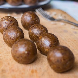 Date Cocoa Energy Balls- Raw and Vegan
