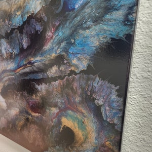 K&ouml;nnte beinhalten: Abstraktes Gem&auml;lde auf Leinwand mit wirbelnden blauen, goldenen und violetten Farben auf schwarzem Hintergrund.