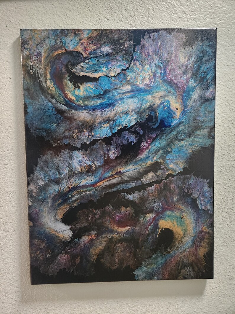 K&ouml;nnte beinhalten: Abstraktes Gem&auml;lde auf Leinwand mit wirbelnden blauen, violetten und goldenen Farben auf schwarzem Hintergrund.