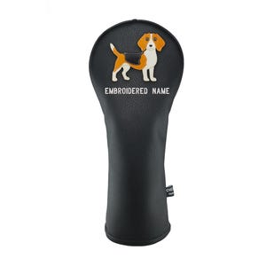 Puede incluir: Funda negra para la cabeza del palo de golf con un diseño de perro beagle. El perro está bordado en naranja, blanco y negro. El texto "EMBROIDERED NAME" está debajo del perro.