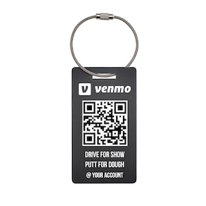 Könnte beinhalten: Ein schwarzes rechteckiges Etikett mit einer silbernen Drahtschlaufe. Das Etikett zeigt das Venmo-Logo, einen QR-Code und den Text "DRIVE FOR SHOW PUTT FOR DOUGH @ YOUR ACCOUNT."