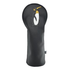 Puede incluir: Funda negra para la cabeza del palo de golf con un diseño de pingüino. El pingüino tiene un pico amarillo, un vientre blanco y un cuerpo negro y gris. La funda está hecha de un material texturizado.