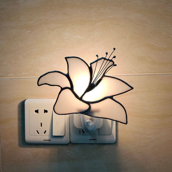 Stained Glass Night Light Plug into Wall Lily Flower Lamp Decorative Accent  Nightlight for Hallway Bedroom Bathroom Kitchen Nature Themed Home Décor…