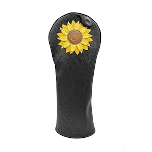 Puede incluir: Funda negra para la cabeza del palo de golf con diseño de girasol. La funda está hecha de material texturizado y presenta una aplicación de girasol amarillo y marrón en la parte delantera. Un pequeño botón negro asegura la funda.