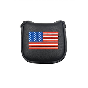 Puede incluir: Funda negra para la cabeza del palo de golf con un diseño bordado de la bandera estadounidense. La funda está hecha de un material texturizado y presenta una forma redondeada con un cierre seguro. El diseño de la bandera incluye rayas rojas y blancas y un campo azul con estrellas blancas.