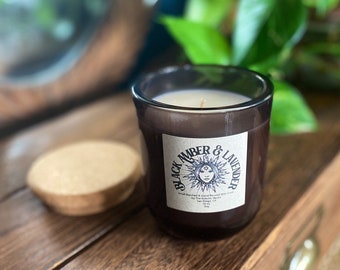 Vela de soja perfumada de primera calidad con ámbar negro y lavanda • Lotes pequeños • Vertida a mano • Sin toxinas