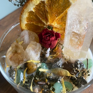 Bougie dintention dabondance remplie de cristaux, dherbes et de fleurs parfumée aux agrumes, bougie en cristal image 4