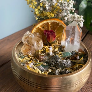 Abundance Intention Candle Packed with Crystals, Herbs and Flowers Fragranced With Citrus, Crystal Candle zdjęcie 2