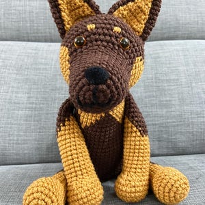 Kelpie de ganchillo marrón y tostado (juguete para perros para niños)