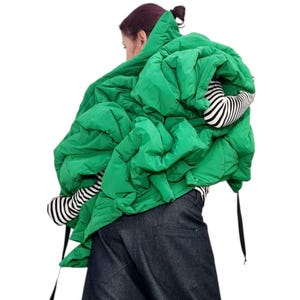 Piumino corto da donna – Cappotto invernale trapuntato verde, capospalla artigianale d'avanguardia