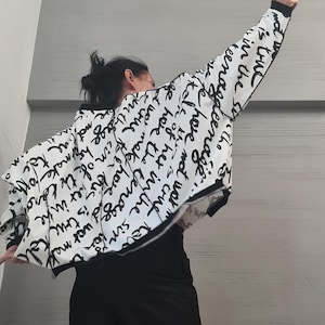 Túnica assimétrica, Túnica solta, Top desconstruído, Top branco com letras pretas