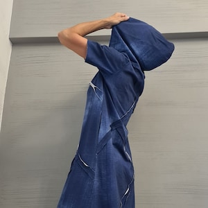 Langes Kapuzenkleid, Lockeres Kleid, Extravagantes Baumwollkleid, Kurzarmkleid, Neue Kollektion, Baumwolle mit bedrucktem Denim