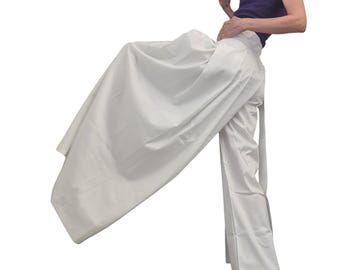 Pantalones asimétricos de algodón blanco, pantalones extravagantes deconstruidos.