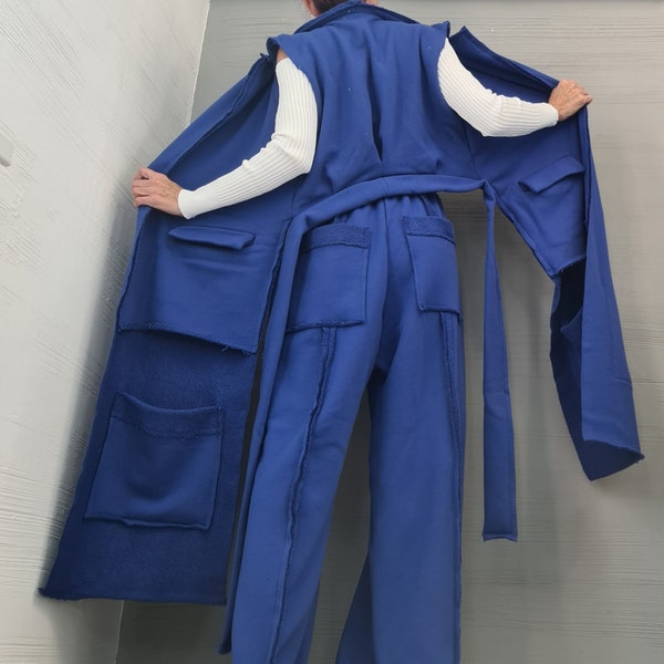 Conjunto de mujer de algodón azul marino, pantalón de pierna ancha y chaleco asimétrico extravagante.