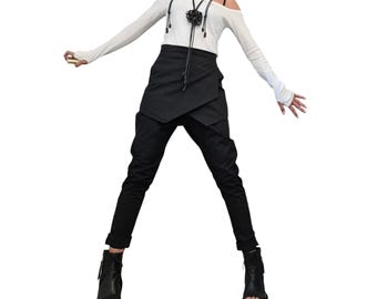 Pantaloni neri a vita alta, con incrocio asimmetrico sul davanti, stile gotico.