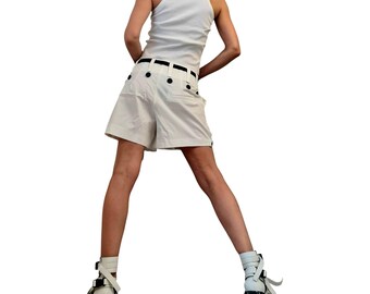 Weiße Baumwollshorts mit weitem Bein und Zierknöpfen