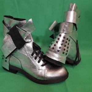 Scarpe grunge, scarpe in pelle argentata, stivaletti gotici, tutte le stagioni, stivaletti in pelle, scarpe basse, stivali steampunk, scarpe stravaganti