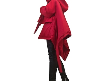 Chaqueta de invierno roja asimétrica, con dos capuchas extravagantes.