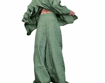 Completo boho in lino color oliva, top monospalla con schiena scoperta, pantaloni a gamba larga