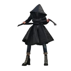 Può includere: Un cappotto nero trapuntato con cappuccio, chiusura frontale con zip e cintura in vita coordinata. Il cappotto presenta una parte inferiore svasata simile a una gonna. È abbinato a jeans blu scuro e stivaletti neri con dettagli a catena.