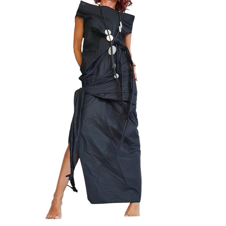 Schwarzes Avantgarde-Maxikleid – Asymmetrisches skulpturales Kleid mit Seitenschlitz – künstlerische minimalistische Mode Bild 9