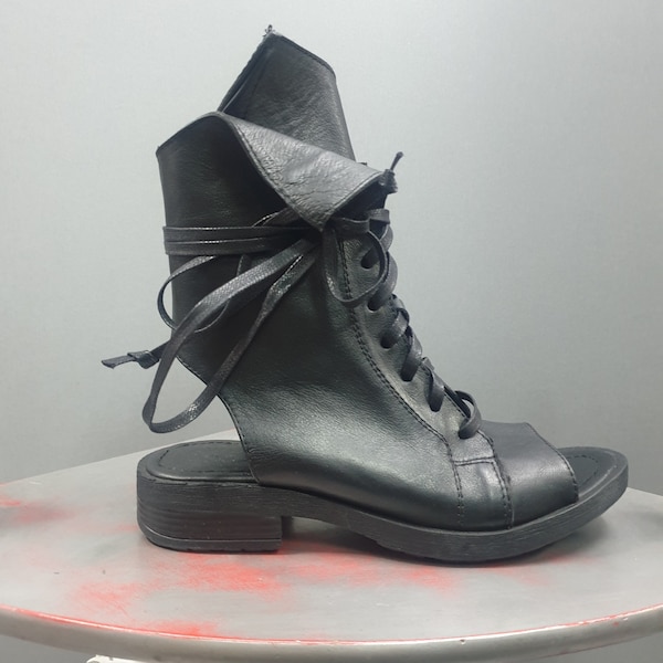 Sandalias negras asimétricas de cuero, zapatos planos hechos a mano, calzado de verano con punta abierta.