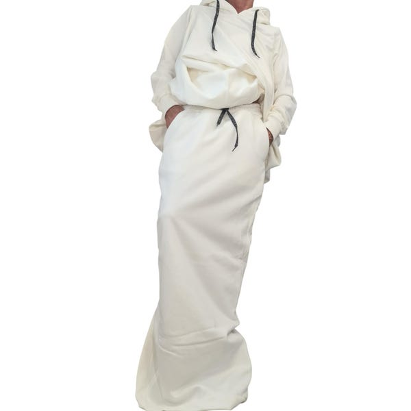 Conjunto de falda de algodón blanco, sudadera con capucha extragrande y falda lápiz larga.