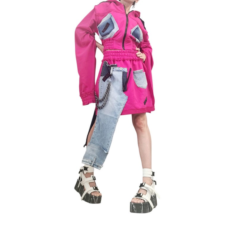 Handgemaakte fuchsia katoenen spijkerrokset, asymmetrische sweater met capuchon, midirok afbeelding 4