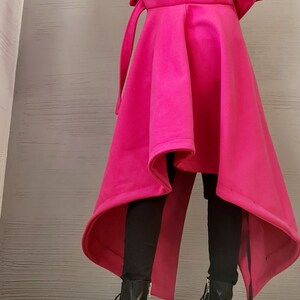Pinkfarbener, asymmetrischer Wickelmantel, lange Jacke in Übergröße, kurzer Rücken und Bindegürtel Bild 8